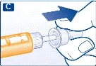Mano sosteniendo una jeringa con carcasa naranja, insertando la aguja en un depósito transparente de medicamento, una flecha azul indica la dirección del movimiento