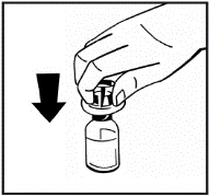 Una mano tiene una siringa e inserisce l'ago nel tappo di una fiala di farmaco, una freccia indica la direzione della pressione per aspirare la soluzione