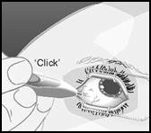 Una mano tiene una pipetta che rilascia una goccia di liquido nell'occhio, con la scritta "Click" vicino alla pipetta che indica il momento del rilascio della goccia