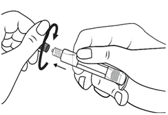Manos desenroscando la tapa de una pluma inyectable, preparándola para su uso en una inyección