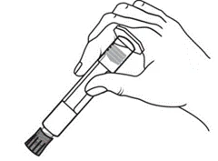 Una mano sostiene una pluma inyectable, los dedos presionan el émbolo para administrar el medicamento, con la aguja orientada hacia abajo