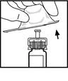 Mano retirando la tapa protectora de una ampolla, levantándola hacia arriba, la ampolla está colocada sobre una superficie plana con el cuello y la tapa estriada visibles