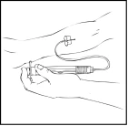 Una mano sostiene una jeringa con aguja, introduciéndola bajo la piel en la zona abdominal, con un tubo de conexión y un adaptador para inyección visibles