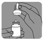 Una mano tiene un flacone del farmaco, l'altra mano sta svitando il tappo con una siringa per aspirare la soluzione