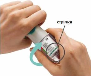 Manos sujetando un frasco del medicamento, una mano gira la tapa, en el frasco se observan flechas que indican la dirección de giro