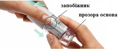 Manos sujetando un inyector, un dedo presiona el seguro, indicando la base transparente con una flecha para la administración correcta de la dosis del medicamento