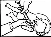 Un médico sostiene al bebé en posición horizontal, insertando la jeringa en el músculo del muslo, mientras la otra mano fija la pierna del niño para una inyección segura