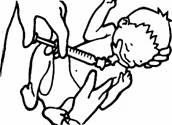 Una mano sostiene una jeringa insertando la aguja en el muslo de un bebé acostado boca arriba, mientras que la otra mano sostiene la pierna del niño para inmovilizarlo durante la inyección
