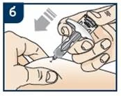 Mano sosteniendo una jeringa en un ángulo de 45 grados, introduciendo la aguja en el tejido muscular del brazo, con una flecha que indica la dirección de la inyección