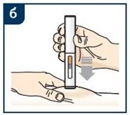 Mano sosteniendo una pluma inyectable, presionando el botón para administrar el fármaco en la piel del brazo, con una flecha que indica la dirección de la presión