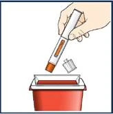 Mano sosteniendo una jeringa con capuchón naranja, desechándola en un contenedor rojo para residuos médicos