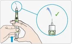 Una mano tiene una siringa con ago, indicazione dell'ingresso corretto della soluzione con un segno di spunta verde e una freccia verso l'alto per la preparazione all'iniezione
