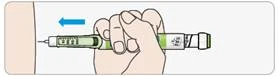 Una mano tiene una siringa con etichetta verde, inserendo l'ago nella pelle del braccio, con una freccia che indica il movimento all'indietro per somministrare il farmaco