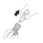 Una mano sostiene una pluma inyectora, la otra mano desenrosca la tapa de la aguja, con una flecha que indica la dirección del desenroscado