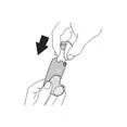 Una mano sostiene una jeringa, la otra mano presiona el émbolo, con flecha que indica la dirección del empuje para administrar el medicamento