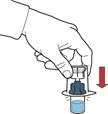 Una mano presiona el émbolo de una pluma inyectable, introduciendo el medicamento en un frasco con líquido azul; una flecha roja indica la dirección de la presión