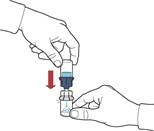 Las manos insertan la aguja de la jeringa en una ampolla de medicamento; una flecha roja indica la dirección de presión del émbolo para aspirar la solución