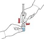Una mano sostiene una jeringa e introduce la aguja en un frasco de medicamento, mientras la otra mano sujeta el frasco; las flechas rojas indican la dirección del movimiento del émbolo y la apertura del frasco