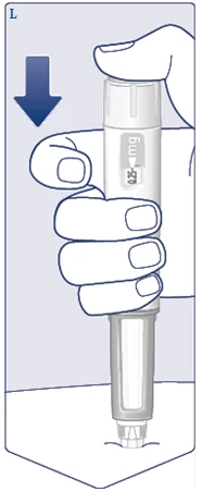 Mano sujetando pluma inyectable con texto 5 mg, presionando hacia abajo, la aguja se introduce en la piel en ángulo, flecha azul indicando dirección de presión