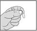 Una mano tiene una capsula o una compressa tra pollice e indice, preparandosi ad assumere il farmaco